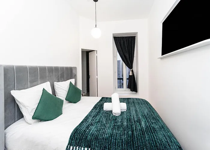 Pick A Flat\'S Apartment In Notre-Dame De Paris - Rue Saint-Severin