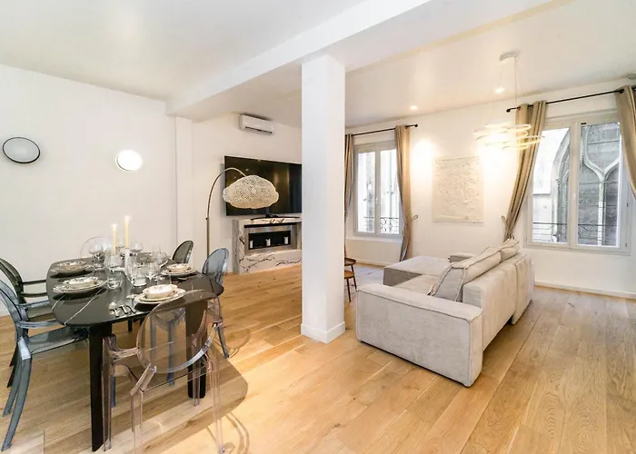 Pick A Flat\'S Apartment In Notre-Dame De Paris - Rue Saint-Severin